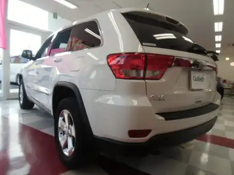 カタログ画像：ジープ・グランドチェロキー （JEEP GRAND CHEROKEE） ラレード 2011年12月 ABA-WK36 3600cc ストーンホワイトクリアコート 燃費7.8km / l バック