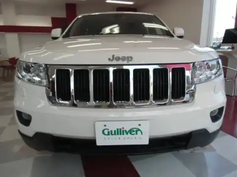 カタログ画像：ジープ・グランドチェロキー （JEEP GRAND CHEROKEE） ラレード 2011年3月 ABA-WK36 3600cc ストーンホワイトクリアコート 燃費7.8km / l フロント