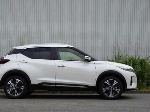 カタログ画像：キックス （KICKS） Ｘ ＦＯＵＲ ツートーンインテリアエディション 2024年6月 6AA-SNP15 1200cc ブリリアントホワイトパール（3P）orブリリアントホワイトパール（3P）/ピュアブラック（PM）2トーン 燃費19.2km / l 外装