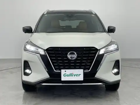 カタログ画像：キックス （KICKS） Ｘ ＦＯＵＲ ツートーンインテリアエディション 2024年6月 6AA-SNP15 1200cc ブリリアントホワイトパール（3P）orブリリアントホワイトパール（3P）/ピュアブラック（PM）2トーン 燃費19.2km / l フロント