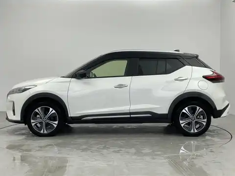 カタログ画像：キックス （KICKS） Ｘ ＦＯＵＲ ツートーンインテリアエディション 2024年6月 6AA-SNP15 1200cc ブリリアントホワイトパール（3P）orブリリアントホワイトパール（3P）/ピュアブラック（PM）2トーン 燃費19.2km / l 外装