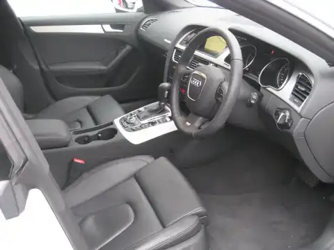 カタログ画像：Ａ５スポーツバック （A5 SPORTBACK） ２．０ＴＦＳＩクワトロ 2010年1月 ABA-8TCDNL 2000cc アイビスホワイト 燃費12.0km / l 内装