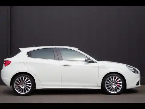 カタログ画像：ジュリエッタ （GIULIETTA） スポルティーバ 2014年4月 ABA-940141 1400cc アイスホワイト 燃費15.6km / l 外装