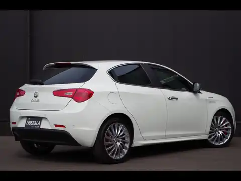 カタログ画像：ジュリエッタ （GIULIETTA） スポルティーバ 2014年4月 ABA-940141 1400cc アイスホワイト 燃費15.6km / l バック