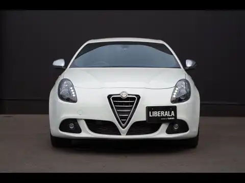 カタログ画像：ジュリエッタ （GIULIETTA） スポルティーバ 2014年4月 ABA-940141 1400cc アイスホワイト 燃費15.6km / l フロント