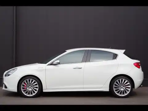 カタログ画像：ジュリエッタ （GIULIETTA） スポルティーバ 2014年4月 ABA-940141 1400cc アイスホワイト 燃費15.6km / l 外装