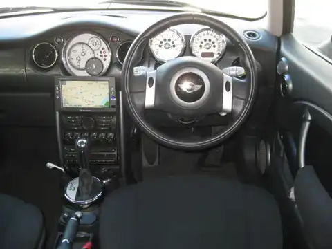 カタログ画像：ＭＩＮＩ （MINI） クーパー 2005年9月 GH-RA16 1600cc ハイパー・ブルー（メタリック） 燃費13.4km / l 内装