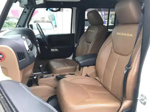 カタログ画像：ジープ・ラングラーアンリミテッド （JEEP WRANGLER UNLIMITED） サハラ 2015年3月 ABA-JK36L 3600cc ブライトホワイトクリアコート 燃費7.5km / l 内装