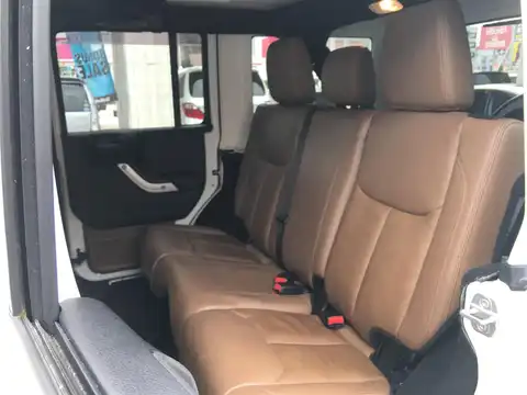 カタログ画像：ジープ・ラングラーアンリミテッド （JEEP WRANGLER UNLIMITED） サハラ 2013年12月 ABA-JK36L 3600cc ブライトホワイトクリアコート 燃費7.5km / l 内装