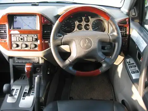 カタログ画像：パジェロ （PAJERO） ロング スーパーエクシード ＭＭＣＳレス仕様 2002年9月 TA-V75W 3500cc シルバーメタリック／ミディアムグレーマイカｏｒシルバーメタリック 内装