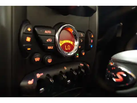 カタログ画像：ＭＩＮＩ （MINI） クーパーＳ クロスオーバー オール４ 2015年3月 DBA-ZC16A 1600cc ライト・ホワイト（ソリッド） 燃費16.2km / l 内装