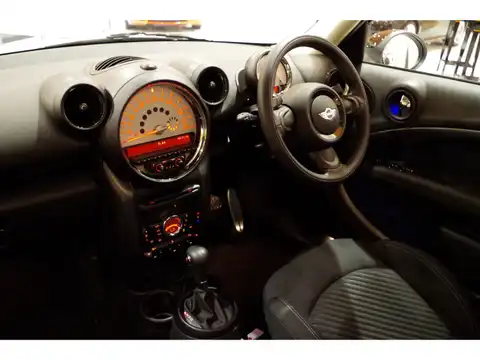 カタログ画像：ＭＩＮＩ （MINI） クーパーＳ クロスオーバー オール４ 2015年3月 DBA-ZC16A 1600cc ライト・ホワイト（ソリッド） 燃費16.2km / l 内装