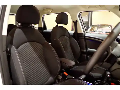 カタログ画像：ＭＩＮＩ （MINI） クーパーＳ クロスオーバー オール４ 2015年3月 DBA-ZC16A 1600cc ライト・ホワイト（ソリッド） 燃費16.2km / l 内装
