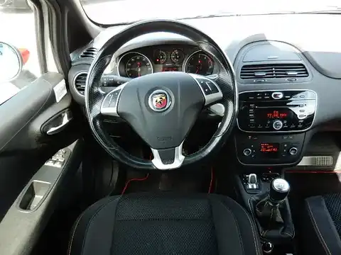 カタログ画像：アバルトプントエヴォ （ABARTH PUNTO EVO） ベースグレード 2010年10月 ABA-199145 1400cc ビアンコ 1949 内装