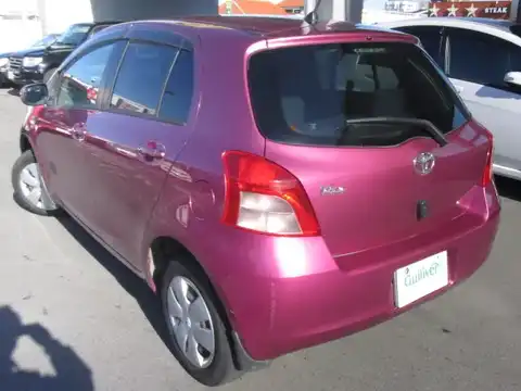 カタログ画像：ヴィッツ （VITZ） Ｆ 2005年12月 CBA-NCP95 1300cc レディッシュパープルマイカメタリック 燃費16.0km / l バック