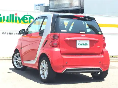 カタログ画像：スマートフォーツークーペ （SMART FORTWO COUPE） ｍｈｄパッション 2013年5月 ABA-451380 1000cc ラリーレッド 燃費22.0km / l バック