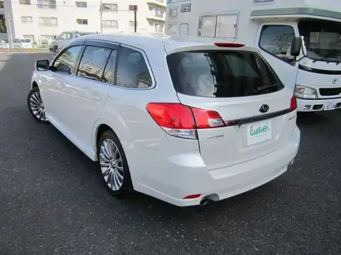 カタログ画像：レガシィツーリングワゴン （LEGACY TOURING WAGON） ２．５ＧＴアイサイトスポーツセレクション 2010年11月 DBA-BR9 2500cc サテンホワイト・パール 燃費11.2km / l バック