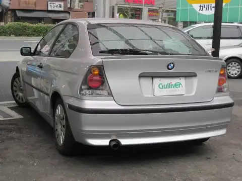 カタログ画像：３シリーズ （3 SERIES） ３１６ｔｉ 2004年4月 GH-AT18 1800cc チタン・シルバー（メタリックカラー） 燃費11.4km / l バック