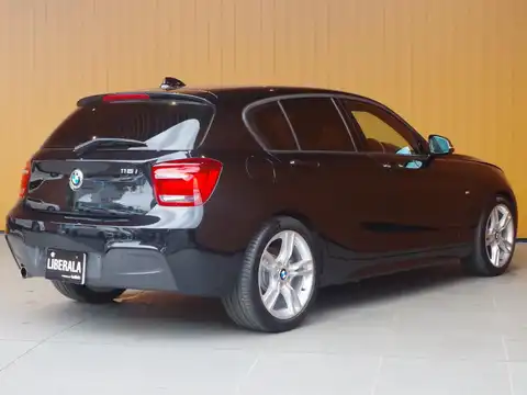 カタログ画像：１シリーズ （1 SERIES） １１６ｉ Ｍスポーツ 2014年4月 DBA-1A16 1600cc ブラック・サファイア（メタリック・カラー） 燃費16.6km / l バック