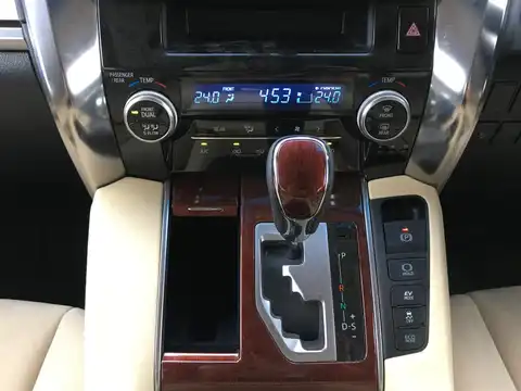 カタログ画像：アルファードハイブリッド （ALPHARD HYBRID） ハイブリッドＸ 2015年1月 DAA-AYH30W 2500cc ラグジュアリーホワイトパールクリスタルシャインガラスフレークorホワイトパールクリスタルシャイン 燃費18.4km / l 内装