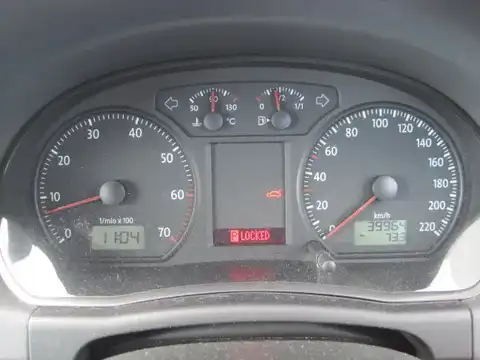 カタログ画像：ポロ （POLO） １．４ トレンドライン 2006年9月 GH-9NBKY 1400cc シャドーブルーメタリック 燃費14.4km / l 内装