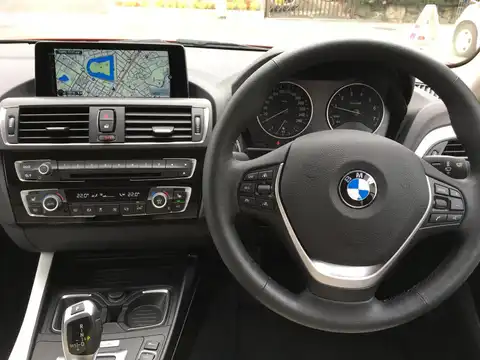 カタログ画像：１シリーズ （1 SERIES） １１８ｉ ファッショニスタ 2015年9月 DBA-1R15 1500cc クリムゾン・レッド（ソリッド・カラー） 燃費18.1km / l 内装