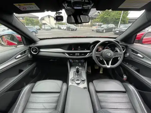 カタログ画像：ステルヴィオ （STELVIO） ２．０ターボ Ｑ４ 2018年10月 ABA-94920 2000cc アルファ レッド 燃費11.8km / l 内装