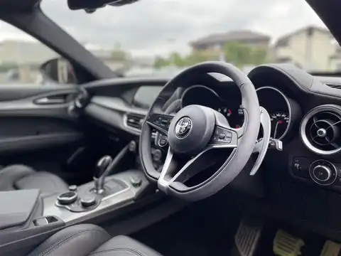 カタログ画像：ステルヴィオ （STELVIO） ２．０ターボ Ｑ４ 2018年10月 ABA-94920 2000cc アルファ レッド 燃費11.8km / l 内装