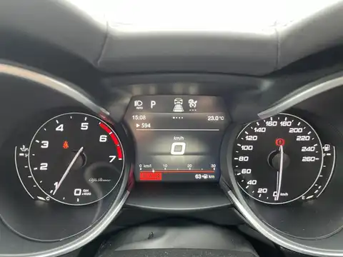 カタログ画像：ステルヴィオ （STELVIO） ２．０ターボ Ｑ４ 2018年10月 ABA-94920 2000cc アルファ レッド 燃費11.8km / l 内装