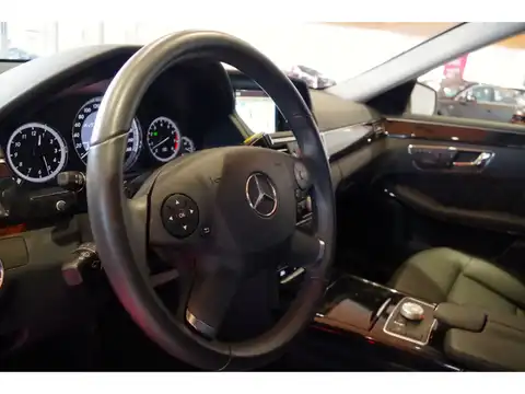 カタログ画像：Ｅクラスステーションワゴン （E-CLASS STATIONWAGON） Ｅ３５０ ４マチック ステーションワゴン アバンギャルド 2010年8月 DBA-212287C 3500cc インジウムグレー（Ｍ）orテノライトグレー（Ｍ）orパラジウムシルバー（Ｍ） 燃費8.5km / l 内装