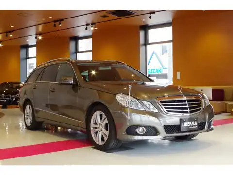 カタログ画像：Ｅクラスステーションワゴン （E-CLASS STATIONWAGON） Ｅ３５０ ４マチック ステーションワゴン アバンギャルド 2010年8月 DBA-212287C 3500cc インジウムグレー（Ｍ）orテノライトグレー（Ｍ）orパラジウムシルバー（Ｍ） 燃費8.5km / l メイン（その他）