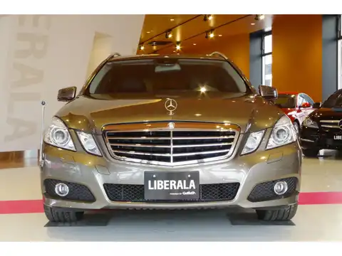 カタログ画像：Ｅクラスステーションワゴン （E-CLASS STATIONWAGON） Ｅ３５０ ４マチック ステーションワゴン アバンギャルド 2010年8月 DBA-212287C 3500cc インジウムグレー（Ｍ）orテノライトグレー（Ｍ）orパラジウムシルバー（Ｍ） 燃費8.5km / l フロント