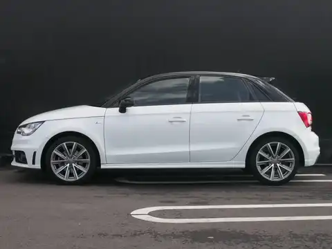 カタログ画像：Ａ１スポーツバック （A1 SPORTBACK） アドマイアードリミテッド 2013年10月 DBA-8XCAX 1400cc グレイシアホワイトメタリック 燃費17.8km / l 外装