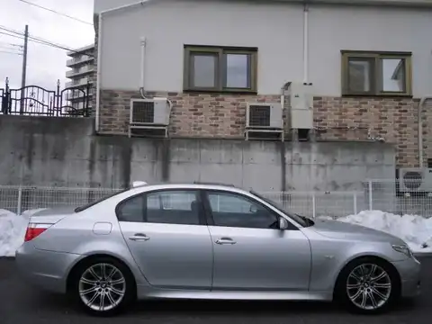 カタログ画像：５シリーズ （5 SERIES） ５５０ｉ Ｍスポーツパッケージ 2006年9月 ABA-NB48 4800cc 燃費7.4km / l 外装