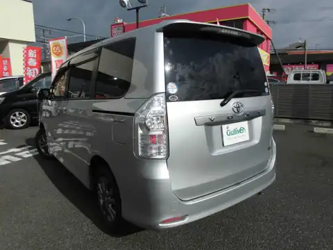 カタログ画像：ヴォクシー （VOXY） ＺＳ 煌 2010年9月 DBA-ZRR70W 2000cc シルバーメタリック 燃費13.6km / l バック