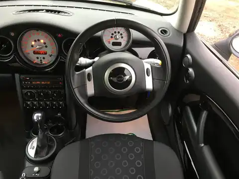カタログ画像：ＭＩＮＩ （MINI） ワン セブン 2006年2月 GH-RA16 1600cc ペッパー・ホワイト（ソリッド） 燃費11.8km / l 内装