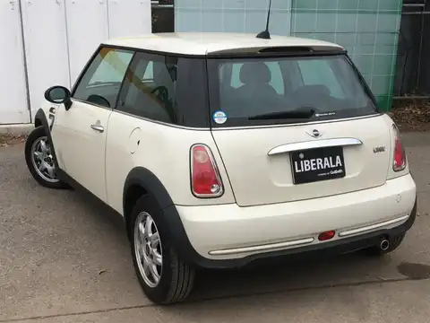 カタログ画像：ＭＩＮＩ （MINI） ワン セブン 2006年2月 GH-RA16 1600cc ペッパー・ホワイト（ソリッド） 燃費11.8km / l バック