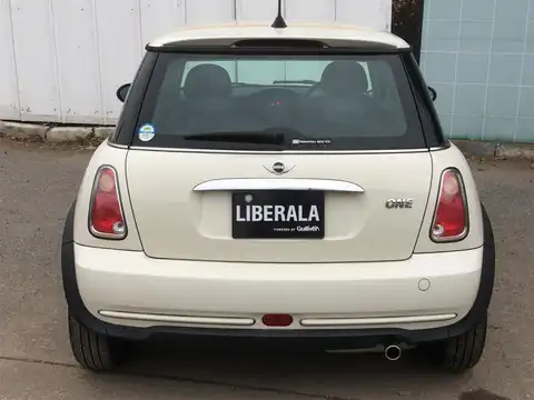 カタログ画像：ＭＩＮＩ （MINI） ワン セブン 2006年2月 GH-RA16 1600cc ペッパー・ホワイト（ソリッド） 燃費11.8km / l バック