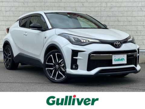 カタログ画像：Ｃ－ＨＲ （C-HR） Ｓ－Ｔ ＧＲスポーツ 2021年9月 3BA-NGX10 1200cc プラチナホワイトパールマイカorブラック×プラチナホワイトパールマイカ 燃費15.4km / l メイン