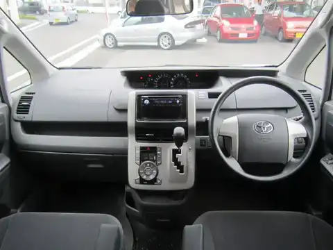 カタログ画像：ノア （NOAH） Ｘ Ｌセレクション・サイドリフトアップシート装着車 2007年6月 DBA-ZRR70G 2000cc シルバーメタリック 燃費13.4km / l 内装