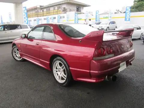 カタログ画像：スカイライン （SKYLINE） ＧＴ－Ｒ 1995年1月 E-BCNR33 2600cc スーパークリアレッド（ＰＭ）（スーパーファインハードコート） 燃費8.1km / l バック