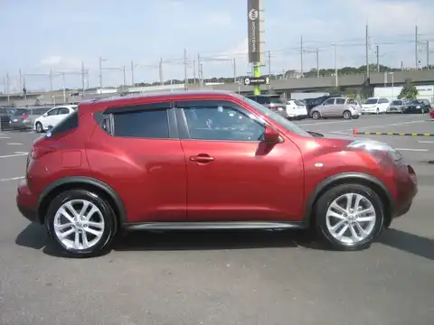 カタログ画像：ジューク （JUKE） １５ＲＸ アーバンセレクション 2011年5月 DBA-YF15 1500cc ラディアントレッド（ＰＭ） 燃費17.2km / l 外装