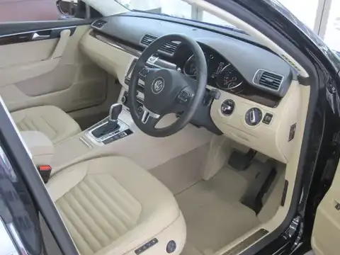 カタログ画像：パサート （PASSAT） ＴＳＩハイライン 2011年5月 DBA-3CCAX 1400cc ディープブラックパールエフェクト 燃費18.4km / l 内装