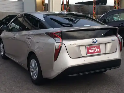 カタログ画像：プリウス （PRIUS） Ｓセーフティプラス 2016年8月 DAA-ZVW55 1800cc シルバーメタリックorスティールブロンドメタリック 燃費34.0km / l バック