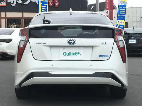 カタログ画像：プリウス （PRIUS） Ｓ 2018年12月 DAA-ZVW55 1800cc ホワイトパールクリスタルシャイン 燃費34.0km / l バック