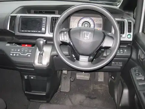 カタログ画像：ステップワゴンスパーダ （STEPWAGON SPADA） Ｚ 2011年8月 DBA-RK6 2000cc スーパープラチナ・メタリック 燃費11.6km / l 内装