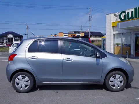 カタログ画像：ヴィッツ （VITZ） Ｆ 2009年8月 DBA-SCP90 1300cc シルバーマイカメタリックorミディアムシルバーメタリック 燃費20.0km / l 外装