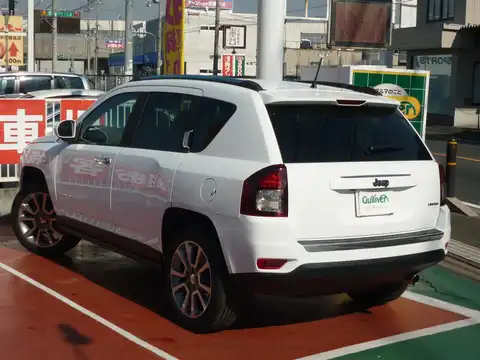 カタログ画像：ジープ・コンパス （JEEP COMPASS） リミテッド 2015年3月 ABA-MK4924 2400cc ブライトホワイトクリアコート 燃費10.7km / l バック