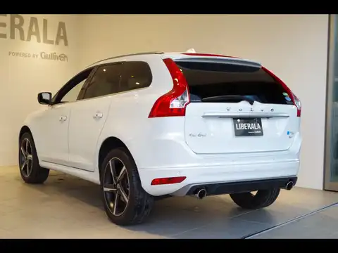 カタログ画像：ＸＣ６０ （XC60） Ｔ６ ＡＷＤ Ｒデザイン 2016年2月 DBA-DB420XC 2000cc アイスホワイト 燃費12.3km / l バック