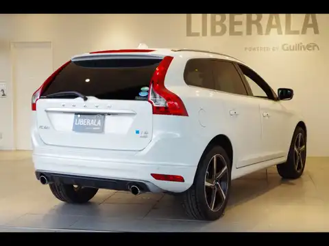 カタログ画像：ＸＣ６０ （XC60） Ｔ６ ＡＷＤ Ｒデザイン 2016年2月 DBA-DB420XC 2000cc アイスホワイト 燃費12.3km / l バック